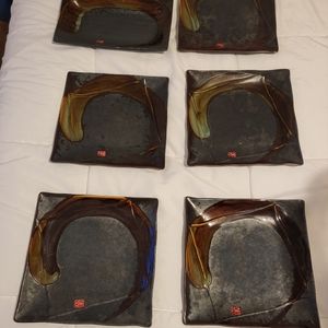 A set of 5 ceramic plates and 1 appetizer plate.